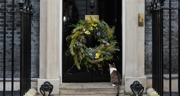 Украинка создала венок для резиденции британского премьера к четвертой годовщине войны
