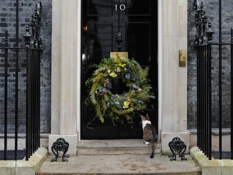 Украинка создала венок для резиденции британского премьера к четвертой годовщине войны