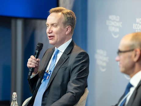 Президент форума в Давосе подал в отставку из-за ужинов и переписки с Эпштейном