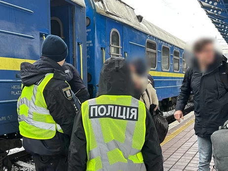 У Києві судитимуть сімох працівників Укрзалізниці, які заробляли на перепродажу міжнародних квитків