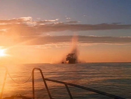 Россияне ударили по гражданскому судну в акватории Черного моря, экипаж эвакуируют