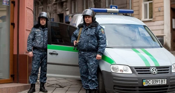 Викрадені авто Ощадбанку знаходяться на базі Антитерористичного центру Угорщини, - ЗМІ