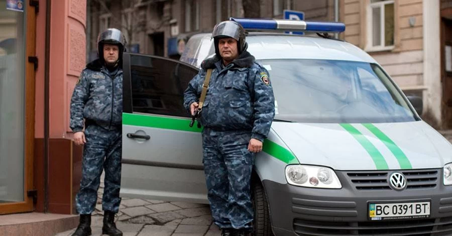 Викрадені авто Ощадбанку знаходяться на базі Антитерористичного центру Угорщини, - ЗМІ