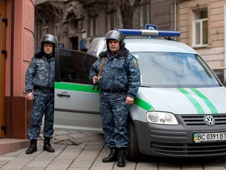 Викрадені авто Ощадбанку знаходяться на базі Антитерористичного центру Угорщини, - ЗМІ