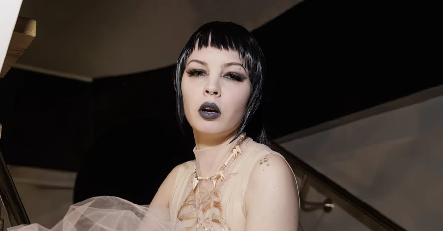 Кажанна после конфликта с Jerry Heil подписала контракт с лейблом Ирины Горовой