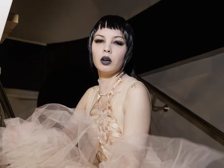 Кажанна після конфлікту з Jerry Heil підписала контракт з лейблом Ірини Горової