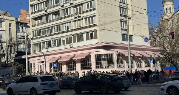 В Киеве розовую кондитерскую Namelaka открыли в серой 