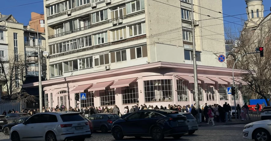 У Києві рожеву кондитерську Namelaka відкрили у сірій “панельці” - Threads вибухнув фотожабами