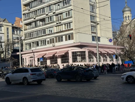 У Києві рожеву кондитерську Namelaka відкрили у сірій “панельці” - Threads вибухнув фотожабами