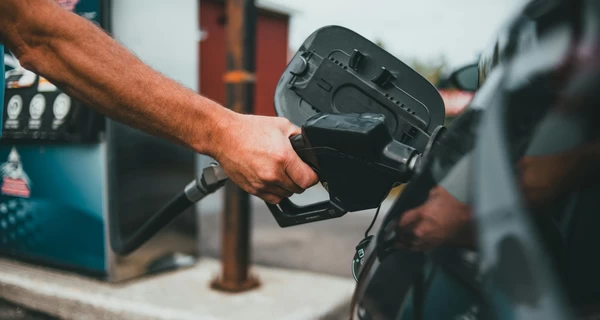 Пальне дорожчає, але не всюди: що сталося з цінами у світі за два тижні