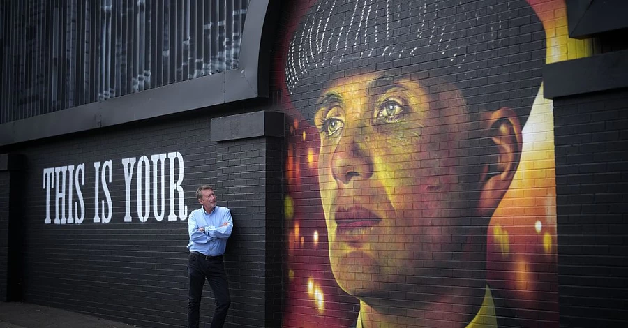 Повернення «Гострих картузів»: у моді знову кепки-восьмиклинки та жилети з ланцюжком