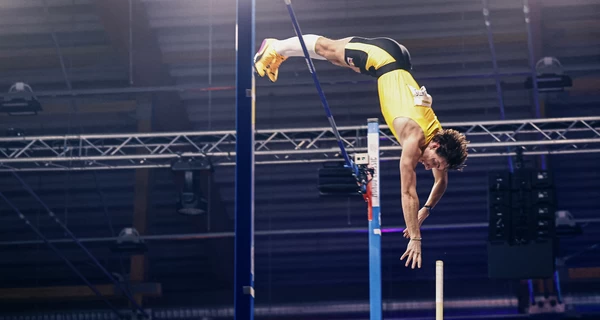 Арман Дюплантис обновил собственный мировой рекорд в прыжках с шестом