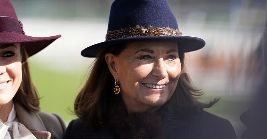 Мать Кейт Миддлтон вышла в свет в шляпке дочери и с сумкой Birkin