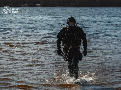На Київщині водолази третю добу шукають чоловіка, який намагався переплисти Дніпро