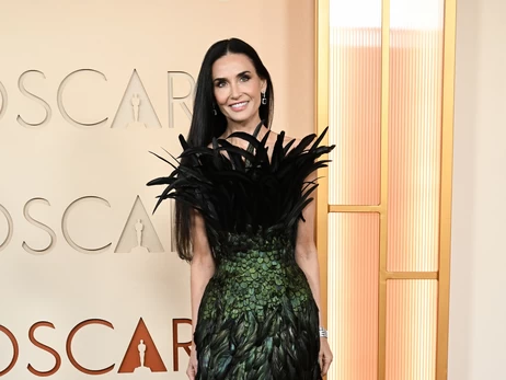 Красная дорожка Оскара: Деми Мур и Николь Кидман - в платьях с перьями, а Педро Паскаль - с цветком