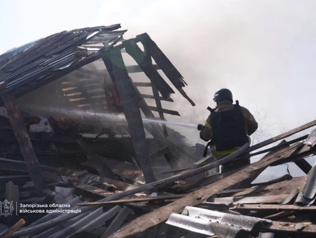 РФ вдарила по Запоріжжю, загинула жінка, з-під завалів врятували дівчинку 