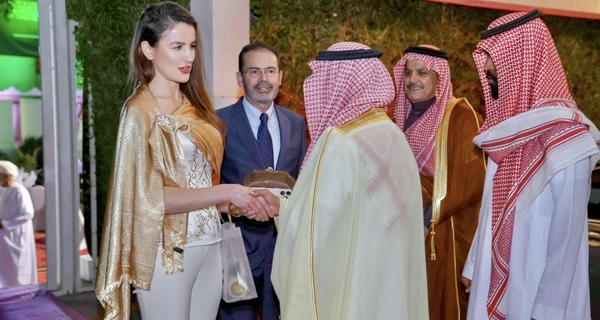 Посол України в Омані, яка викликала обговорення своїм вбранням, прокоментувала ситуацію