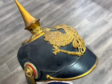 Митники зупинили спробу вивезти столітній шолом прусського офіцера до США