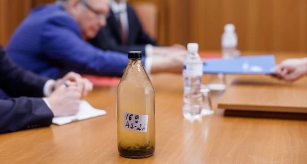 Молдова вручила послу Росії ноту протесту і пляшку забрудненої води з Дністра  