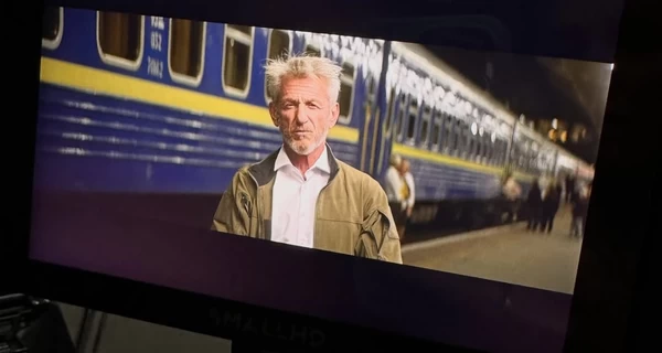 Шону Пенну в Україні подарували “Оскар” зі сталі пошкодженого вагона