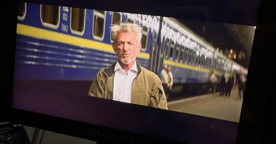 Шону Пенну в Україні подарували “Оскар” зі сталі пошкодженого вагона