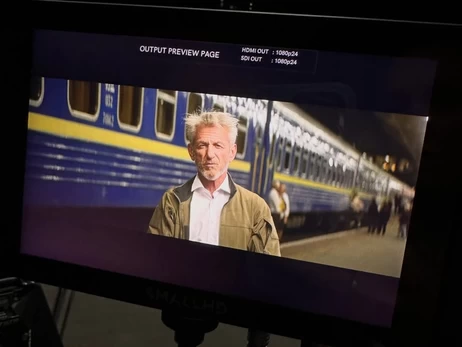 Шону Пенну в Україні подарували “Оскар” зі сталі пошкодженого вагона