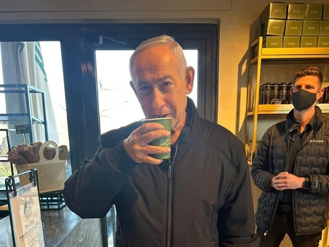 Видео Нетаньяху в кофейне стало мемом в соцсетях