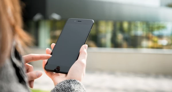 Польша планирует запретить телефоны для школьников с сентября – что изменится