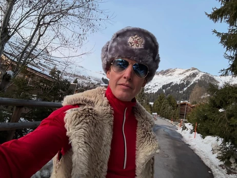 Исполнитель хита You're Beautiful разозлил украинцев, надев шапку с росскийским гербом