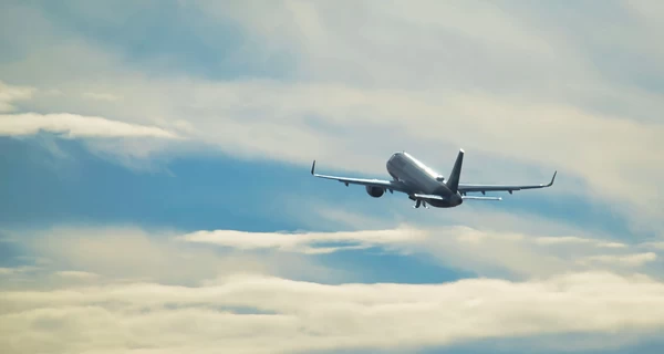 Авиакомпании поднимают цены на билеты из-за войны в Иране 