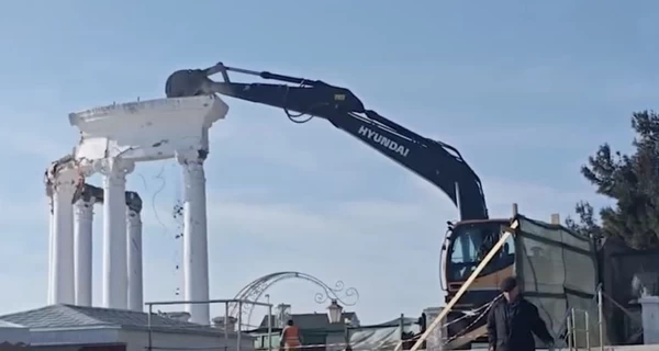 В Алуште оккупанты снесли символ города – ротонду, возле которой все фотографировались