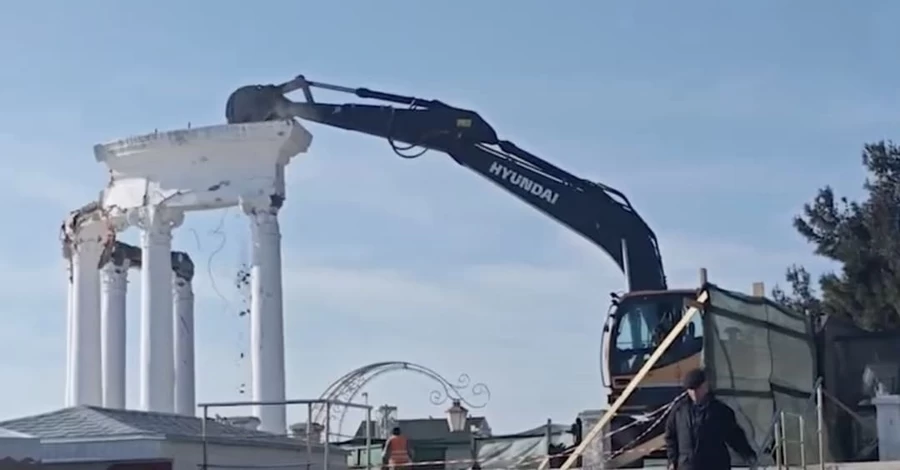 В Алушті окупанти знесли символ міста – ротонду, біля якої всі фотографувались