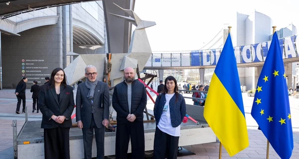 В Брюсселе возле Европарламента презентовали скульптуру Жанны Кадыровой 
