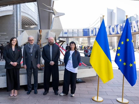 В Брюсселе возле Европарламента презентовали скульптуру Жанны Кадыровой 