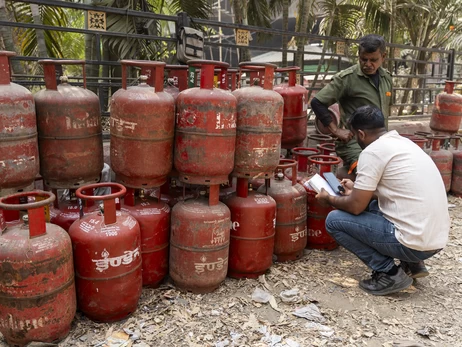 Бензин стане розкішшю, а працюватимуть 4 дні на тиждень: до чого призведе паливна криза