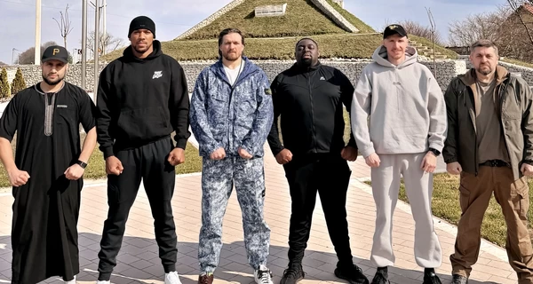 Усик привез в Украину Джошуа - показал ему Киев и накормил национальными блюдами