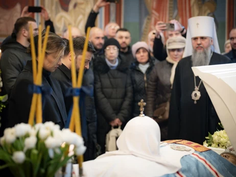 Президент та перша леді Зеленські попрощалися з Патріархом Філаретом