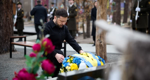Зеленский почтил память украинских защитников, погибших в битвах за Мощун