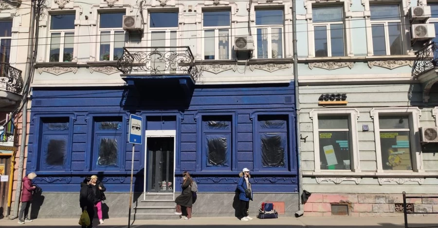 У Тернополі магазин одягу пофарбував пам’ятку архітектури у синій колір