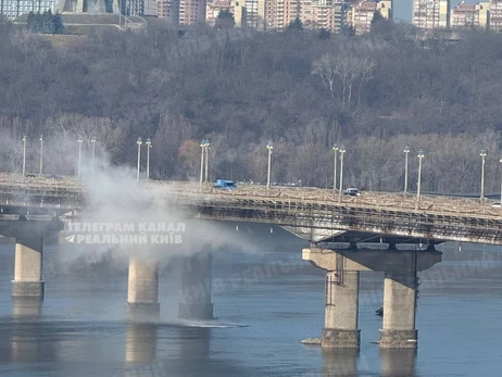 В Києві стався витік у тепломережі на мосту Патона