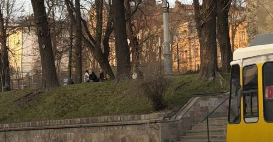 У Львові медики рятують шестирічну дівчинку, яка на велосипеді впала з 3-метрової висоти 