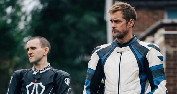 Любовь в железном ошейнике: почему фильм «Пиллион» заставляет пересмотреть любовные отношения