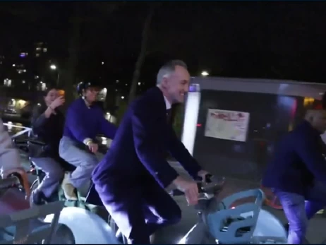 У Парижі обрали нового мера  - він після оголошення результатів сів на велосипед та поїхав до мерії