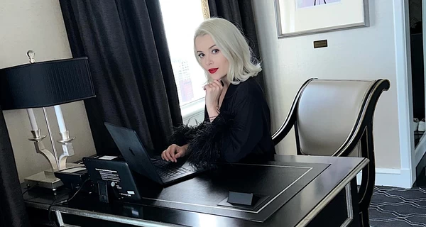 Певица Мика Ньютон пошла в репетиторы английского