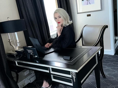 Співачка Міка Ньютон пішла в репетитори англійської