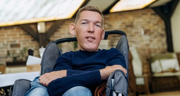 Львовянину с СМА Гусакову изменили подозрение по делу о мошенничестве со сбором средств на лечение