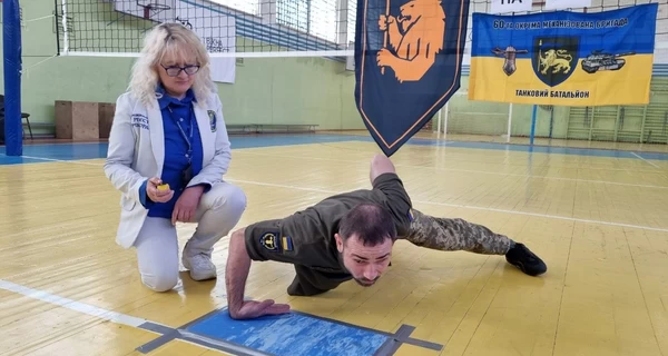 Во Львовской области военный отжался на тыльной стороне ладони рекордное количество раз