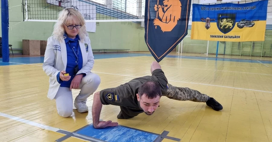 Во Львовской области военный отжался на тыльной стороне ладони рекордное количество раз