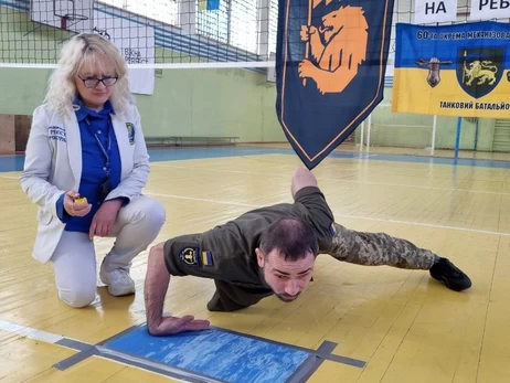 На Львівщині військовий відтиснувся на тильному боці долоні рекордну кількість разів