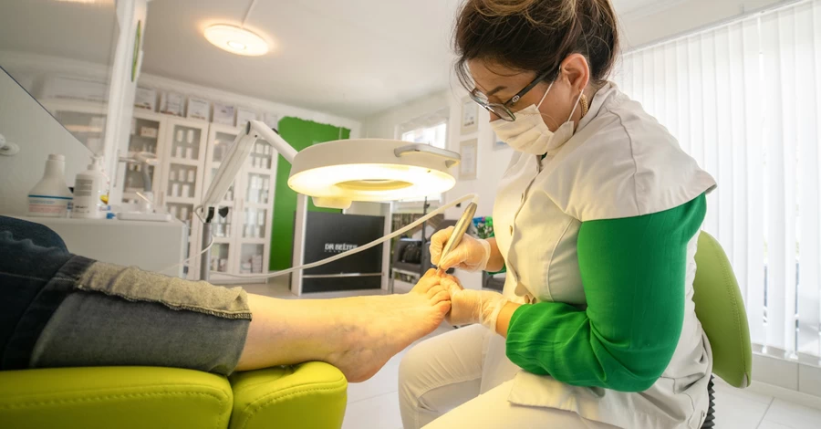 Як підготувати ніжки до літа: поради подолога